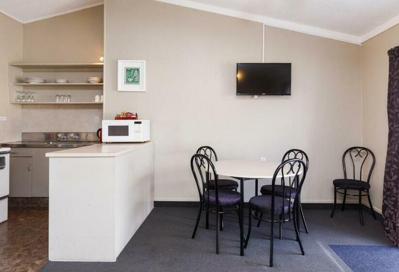 דירת משפחה, Manfeild Park Motel