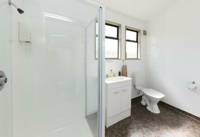 דירת משפחה, Manfeild Park Motel