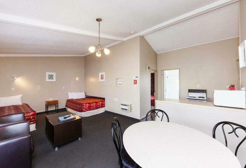 דירת משפחה, Manfeild Park Motel