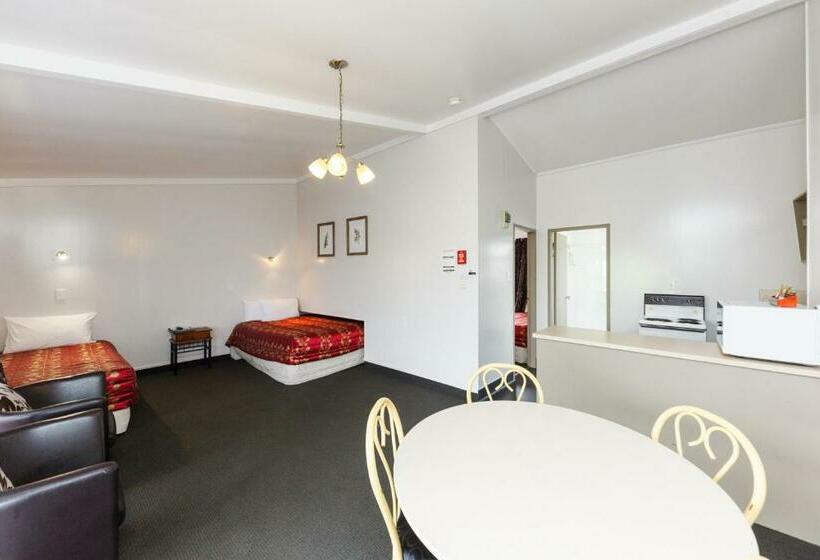 דירת משפחה, Manfeild Park Motel