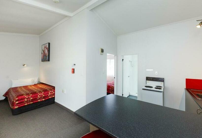 דירת משפחה, Manfeild Park Motel