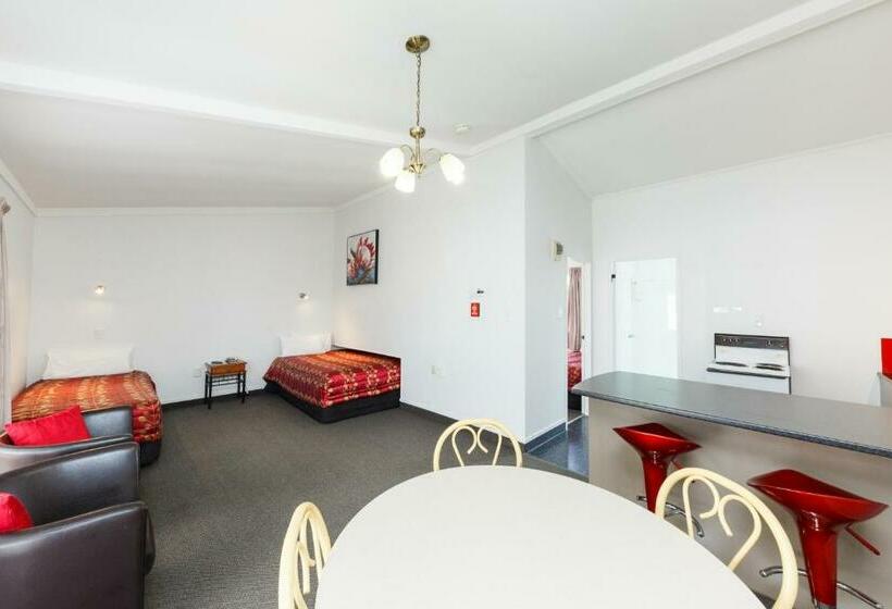 דירת משפחה, Manfeild Park Motel