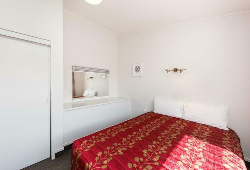 דירת משפחה, Manfeild Park Motel