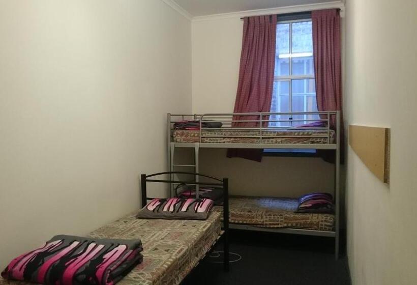 バスルーム共有のトリプルスタンダード, Elizabeth Hostel