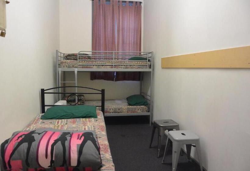 バスルーム共有のトリプルスタンダード, Elizabeth Hostel