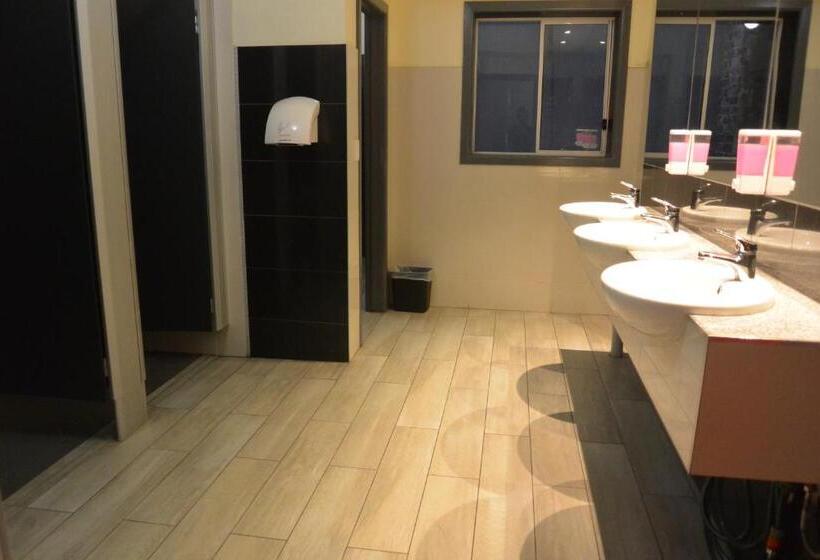 バスルーム共有のトリプルスタンダード, Elizabeth Hostel