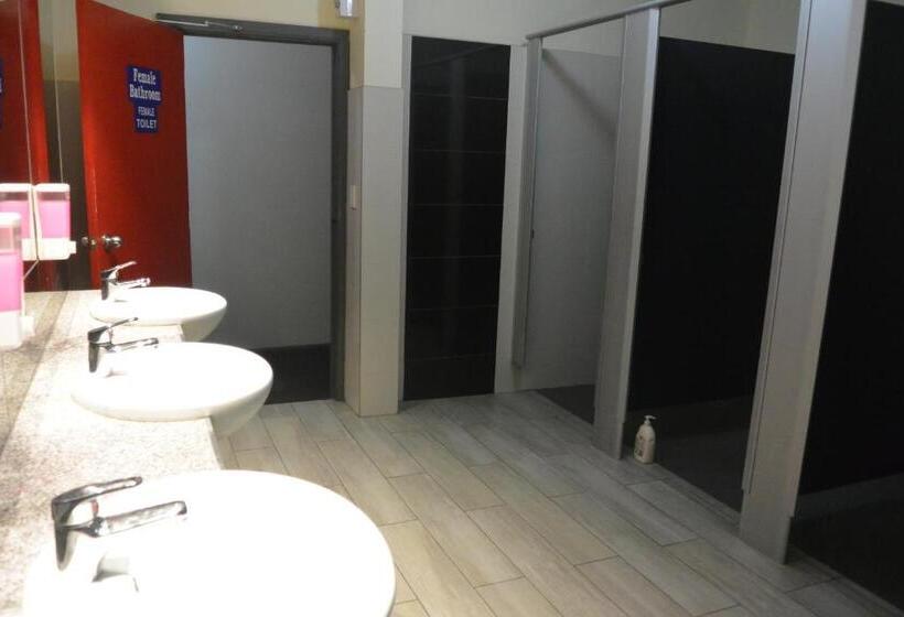 اتاق استاندارد سه تخته با سرویس بهداشتی مشترک, Elizabeth Hostel