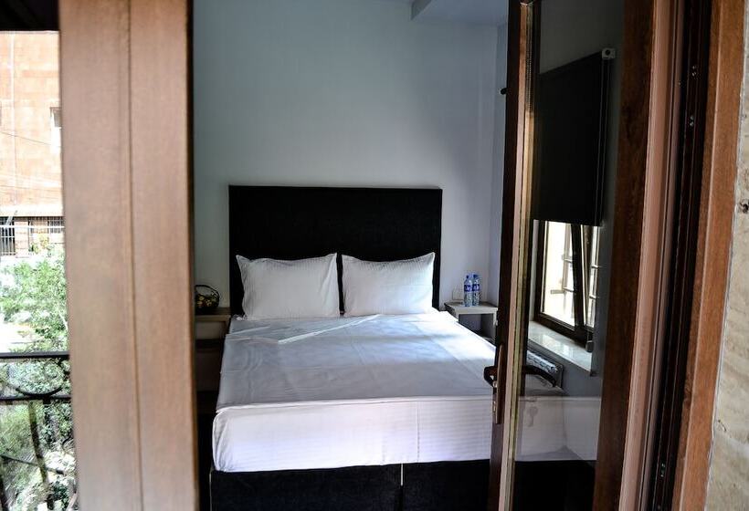 Comfort room with balcony, Elysium Gallery