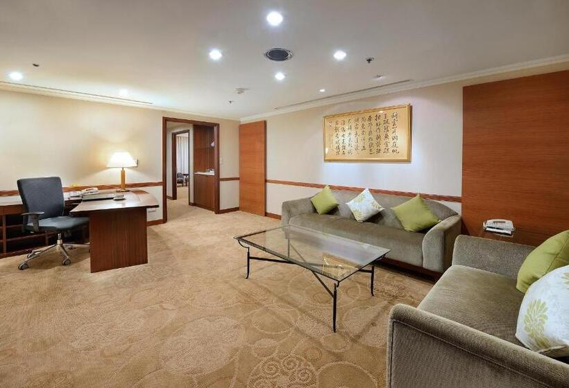 سوییت لوکس, Le Midi Hotel Jungli