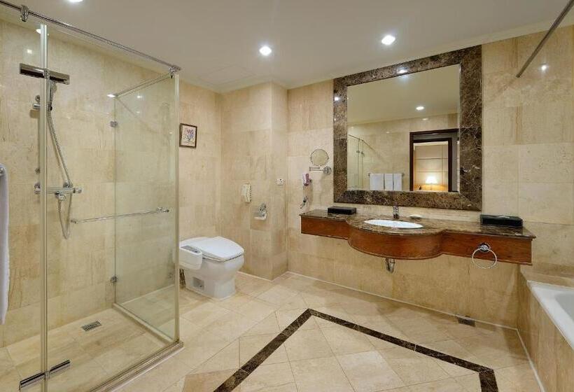 سوییت لوکس, Le Midi Hotel Jungli