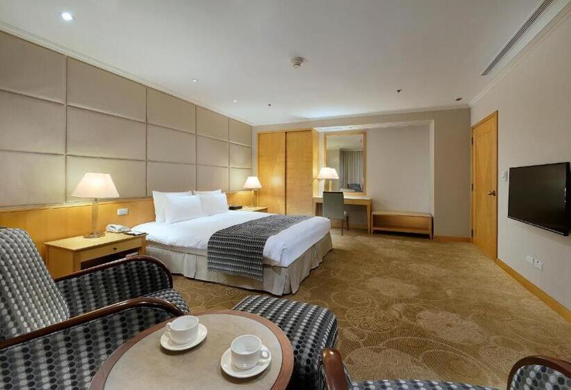 سوییت لوکس, Le Midi Hotel Jungli