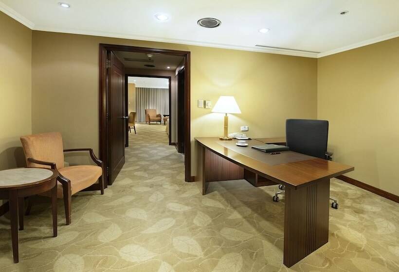 اتاق لوکس, Le Midi Hotel Jungli