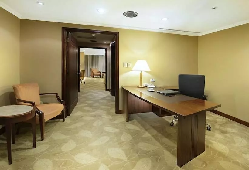 اتاق لوکس, Le Midi Hotel Jungli