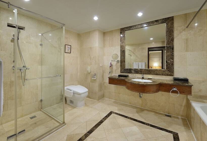 سوییت لوکس, Le Midi Hotel Jungli