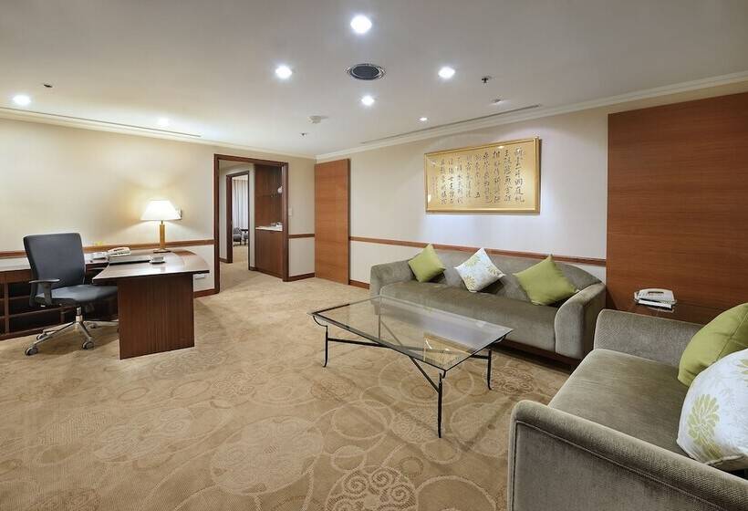 سوییت لوکس, Le Midi Hotel Jungli