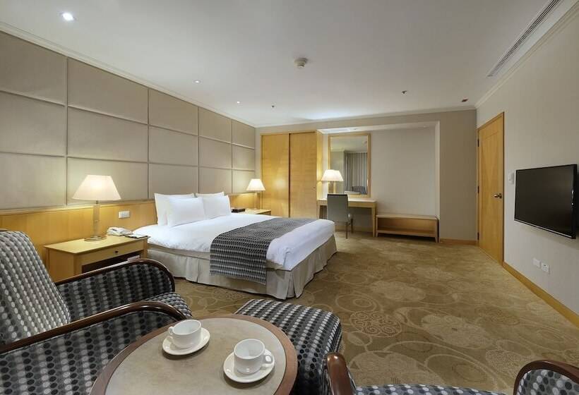 سوییت لوکس, Le Midi Hotel Jungli