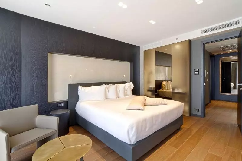 سوییت لوکس, Le Midi Hotel Jungli