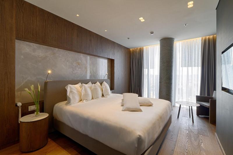 سوییت لوکس, Le Midi Hotel Jungli