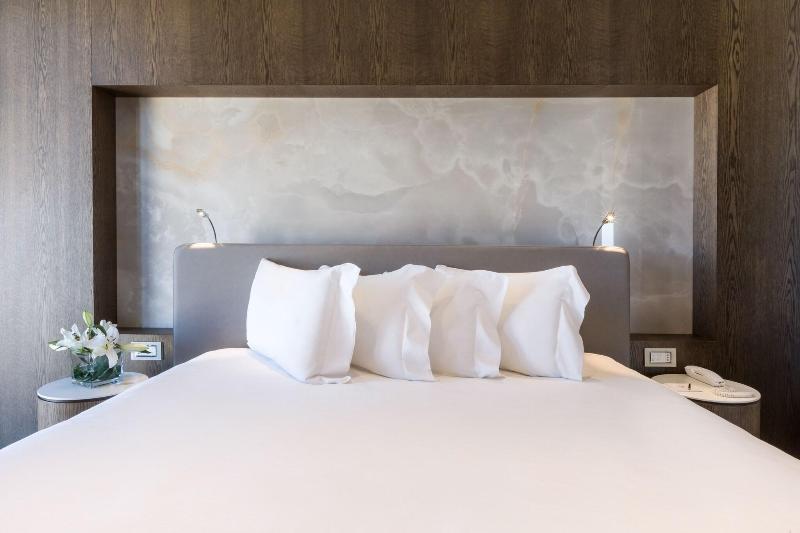 سوییت لوکس, Le Midi Hotel Jungli