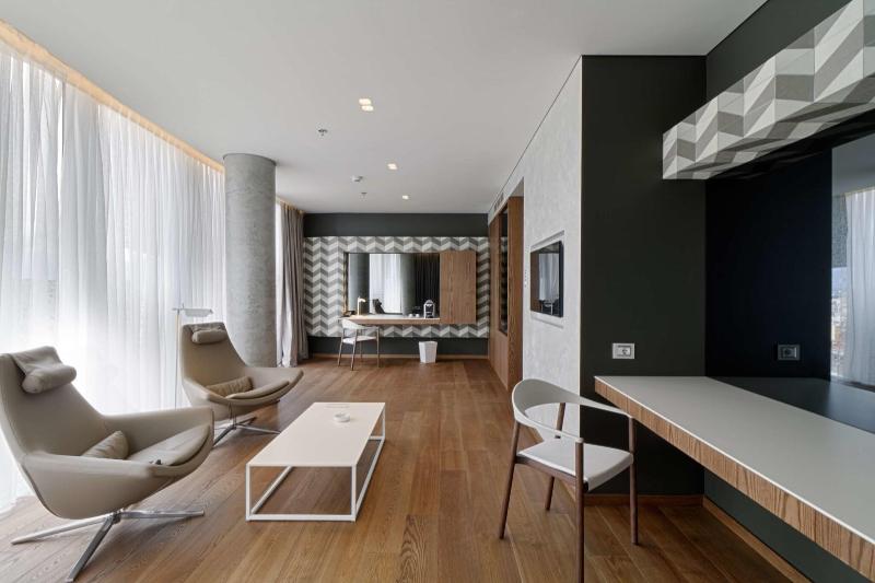 سوییت لوکس, Le Midi Hotel Jungli