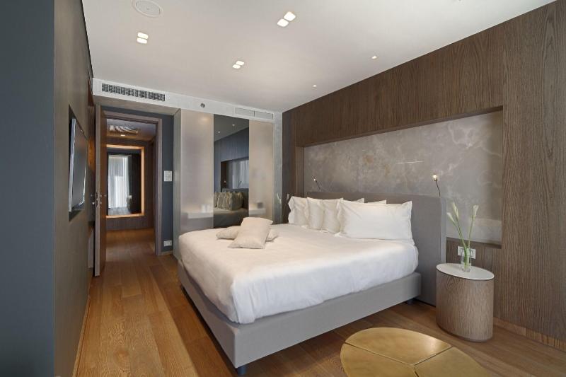 سوییت لوکس, Le Midi Hotel Jungli