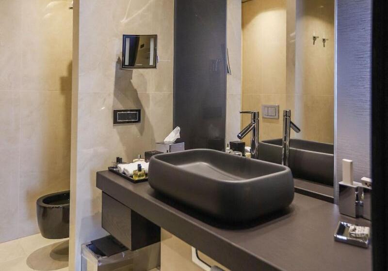 سوییت لوکس, Le Midi Hotel Jungli