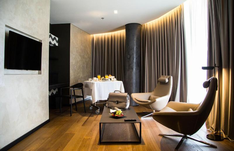 سوییت لوکس, Le Midi Hotel Jungli