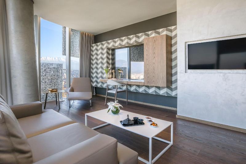 سوییت لوکس, Le Midi Hotel Jungli