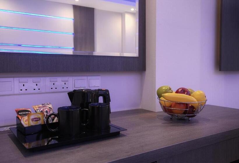 اتاق خانوادگی, The Josephine Boutique