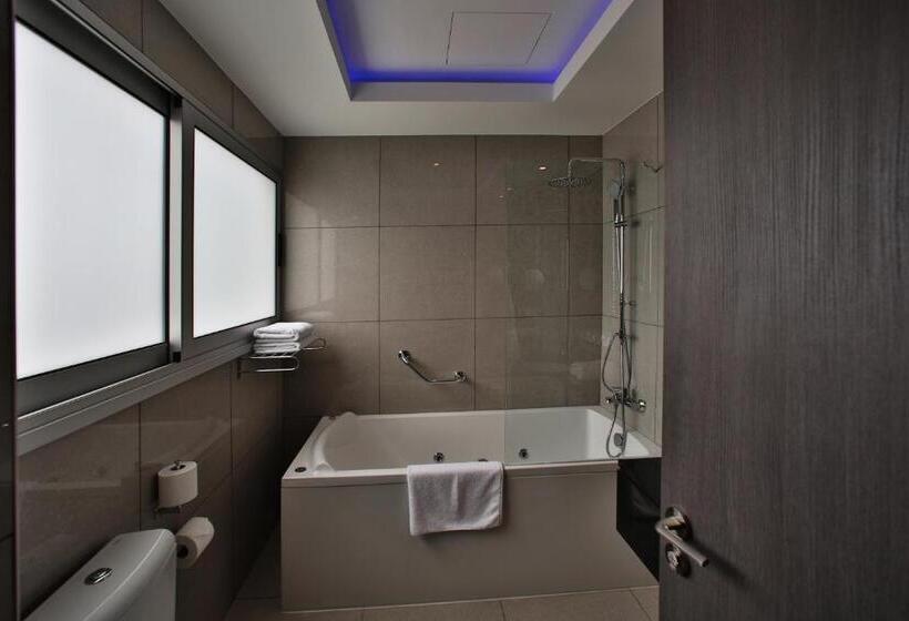 سوییت جونیور با بالکن, The Josephine Boutique