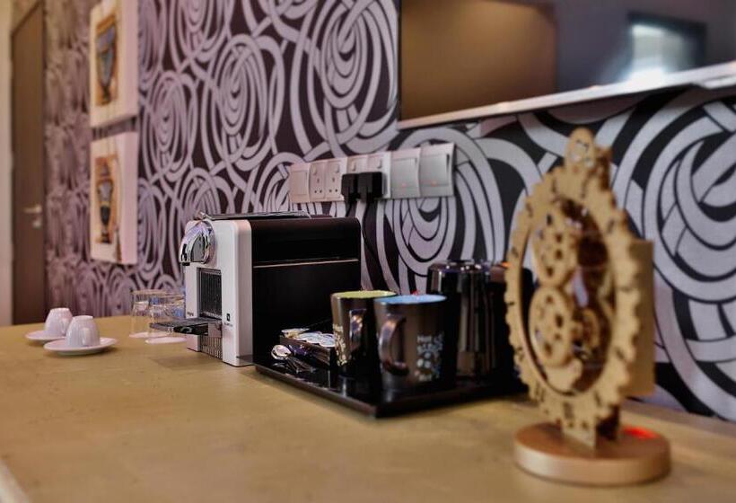 سوییت جونیور با بالکن, The Josephine Boutique