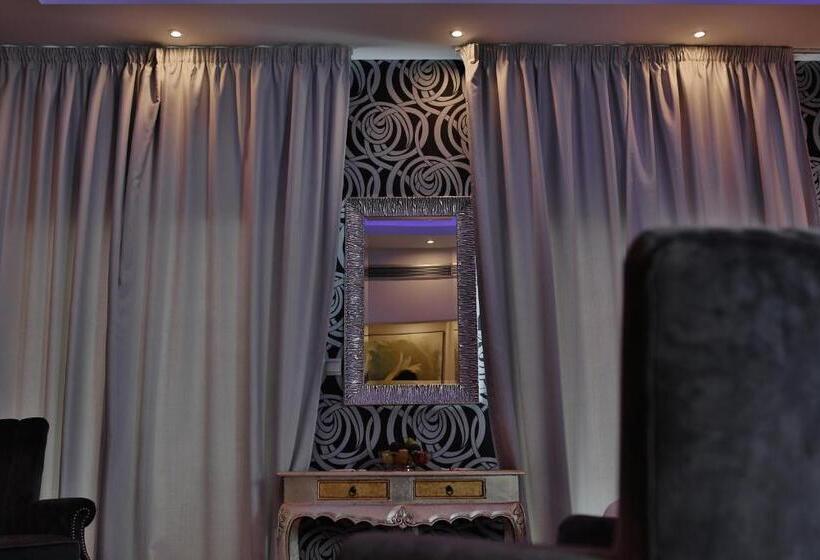 سوییت جونیور با بالکن, The Josephine Boutique