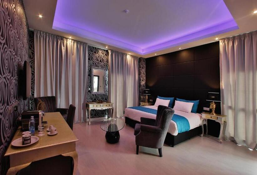 سوییت جونیور با بالکن, The Josephine Boutique