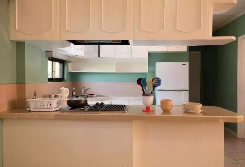 1 Bedroom Penthouse Apartment, Beach Garden