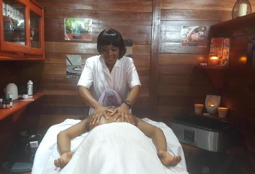 بانگلوی استاندارد, Hôtel Restaurant Gites Kribi
