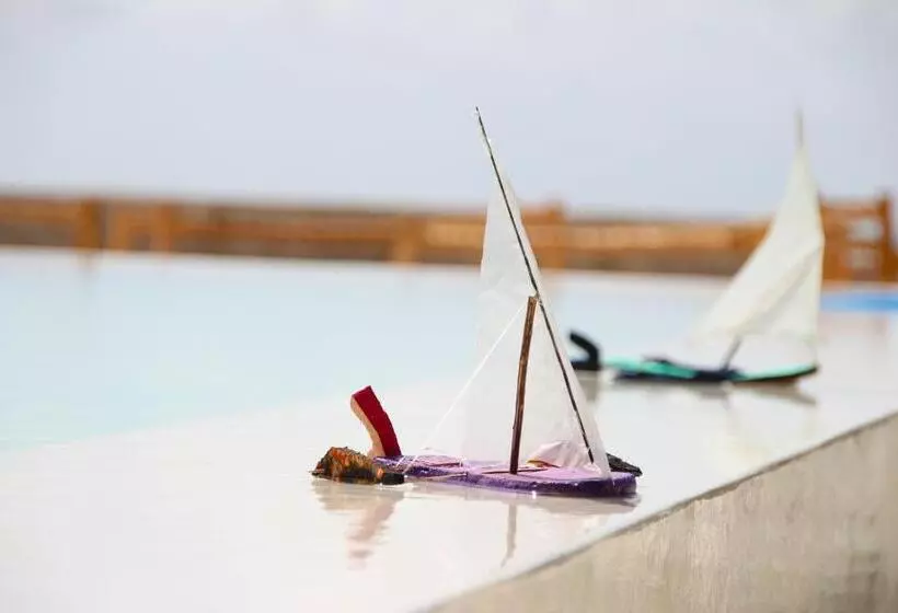 خانه یا کلبه ی ییلاقی با نمای استخر, Nur Beach
