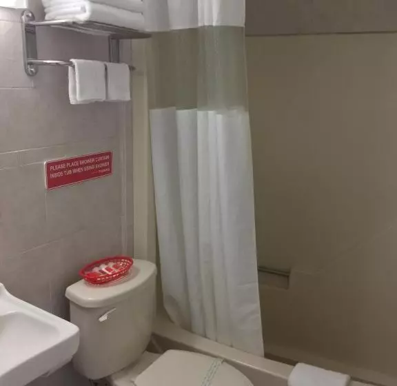 キングサイズベッドのデラックスルーム, Red Carpet Inn   Bridgeton Vineland