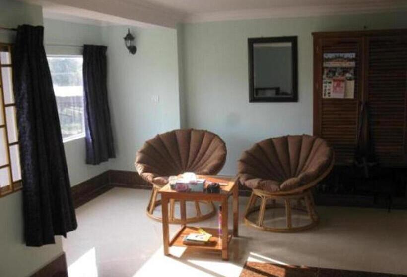 디럭스 룸, The Coconut House