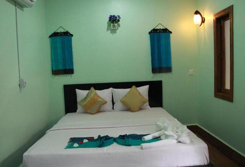 اتاق لوکس, The Coconut House