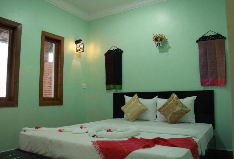 디럭스 룸, The Coconut House