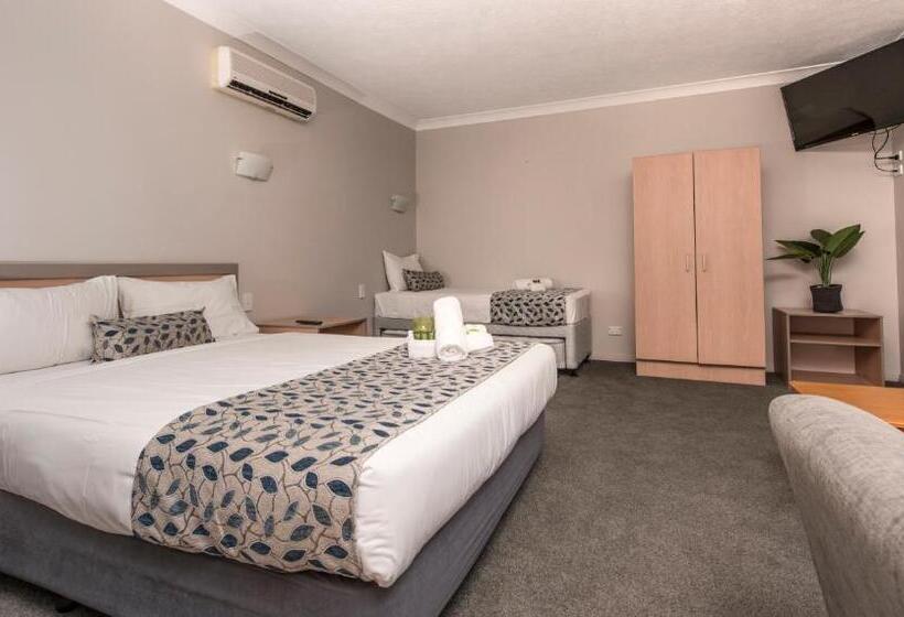 חדר משפחתי, Pacific Coast Motel