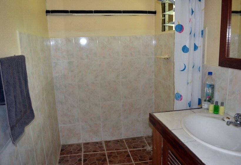 Кровать в Общей Комнате, Ratu Kini Backpackers & Dive Resort