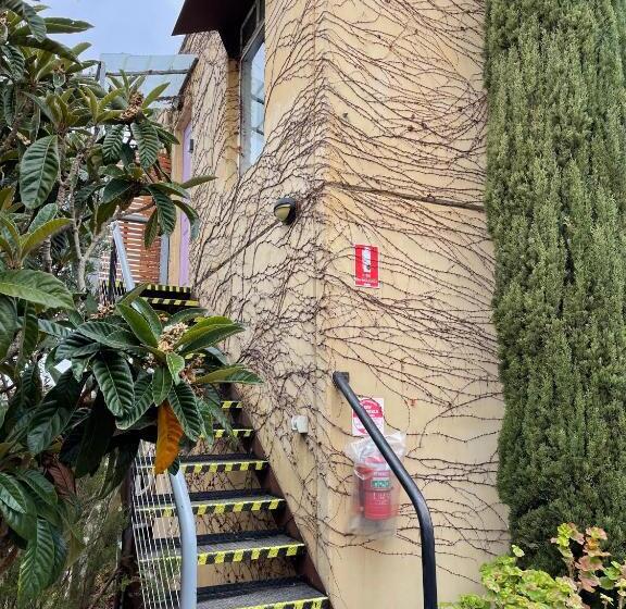 חדר משפחתי, The Albion Motel Castlemaine