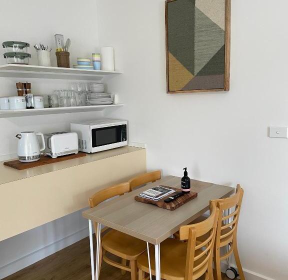 חדר משפחתי, The Albion Motel Castlemaine