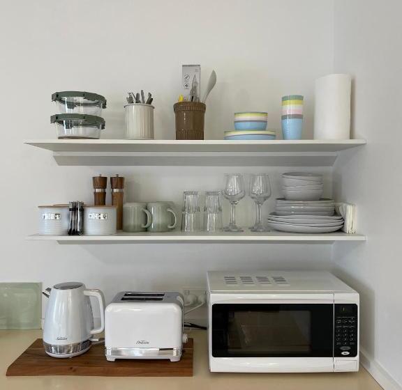 חדר משפחתי, The Albion Motel Castlemaine