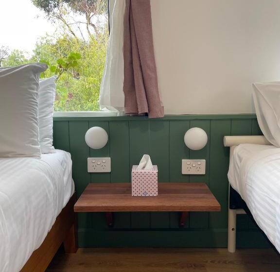 חדר משפחתי, The Albion Motel Castlemaine