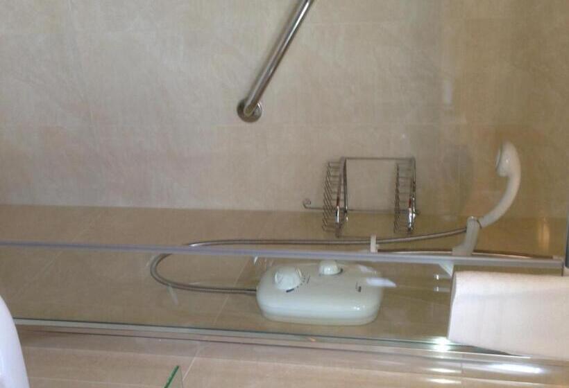 اتاق خانوادگی, Rockcrest House