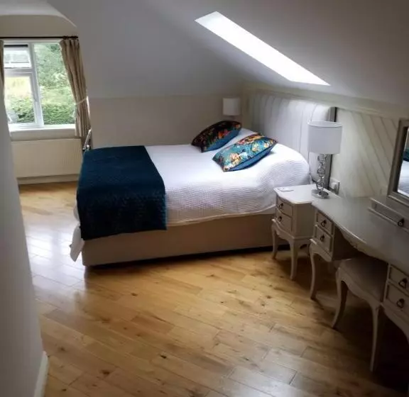 デラックスの４人部屋, Rockcrest House
