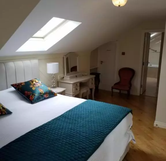 デラックスの４人部屋, Rockcrest House
