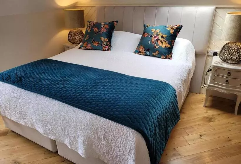 デラックスの４人部屋, Rockcrest House